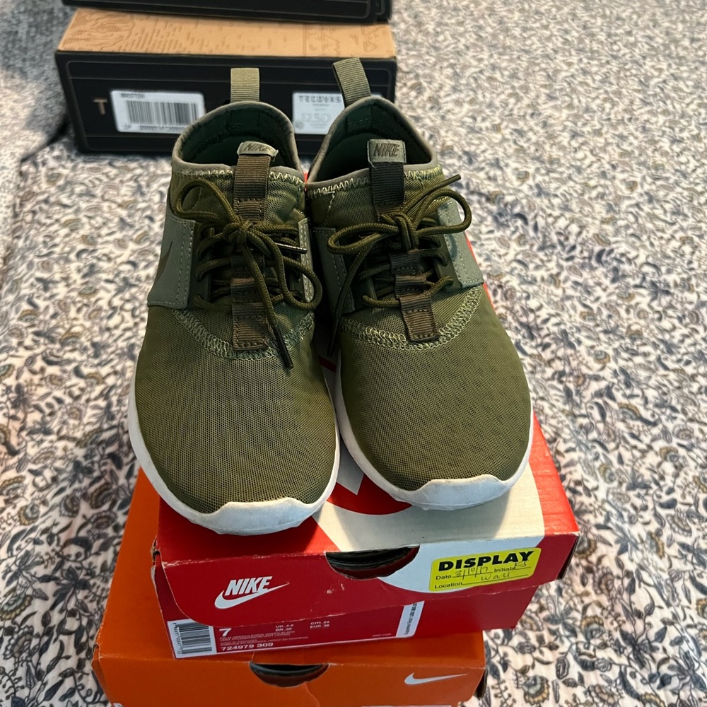 Women’s Nike shoes sz 7